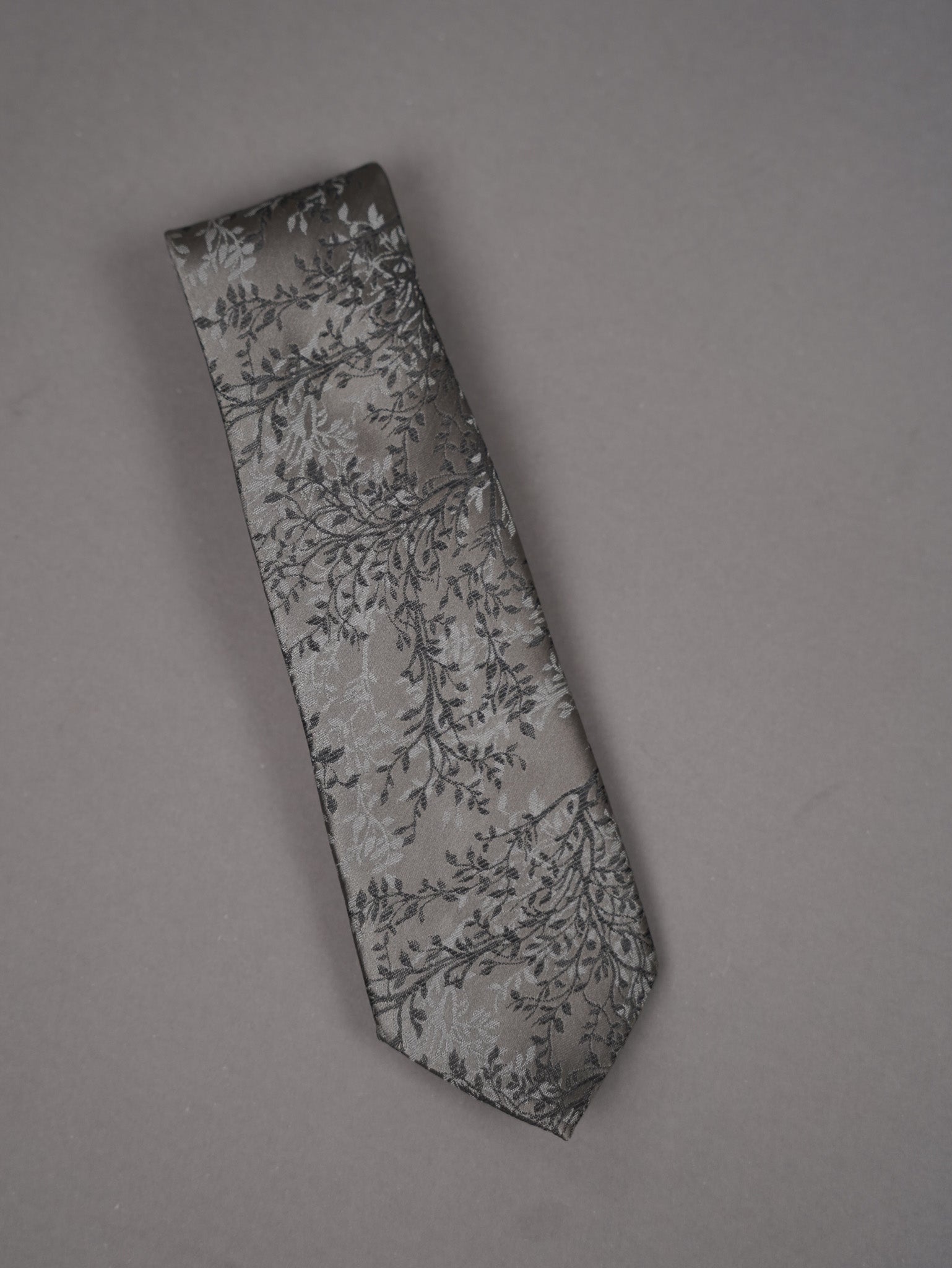 Tie with pattern