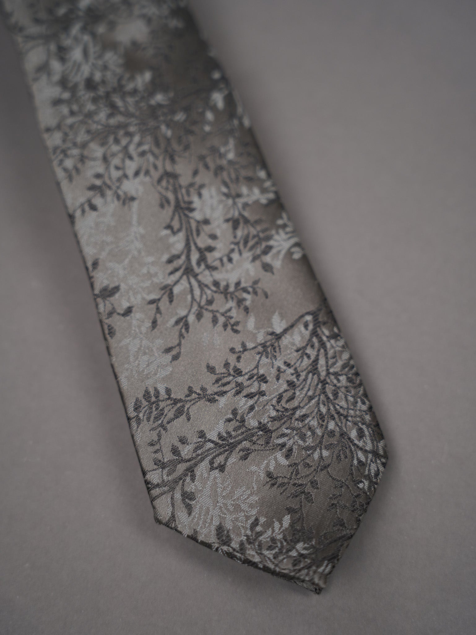Tie with pattern