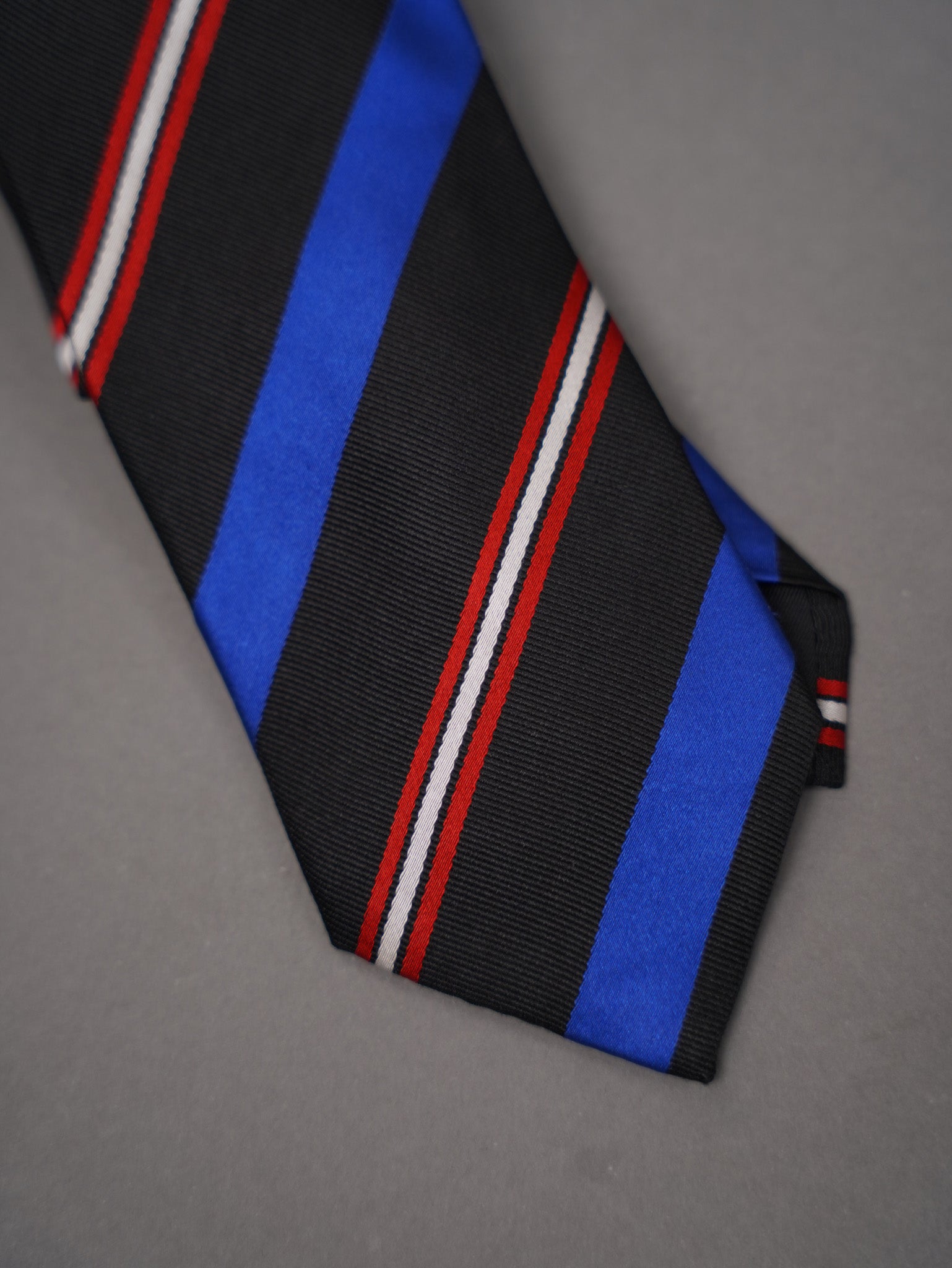 Tie with pattern